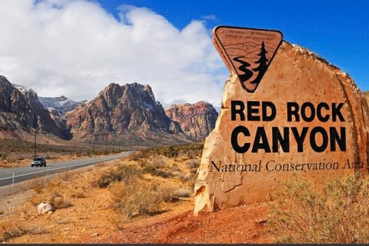 California desert, Red Rock Sign and Seven Magic Mts