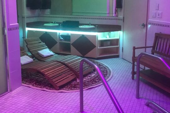 Private Group Spa Jacuzzi/Sauna Package with 1 Hour Massage