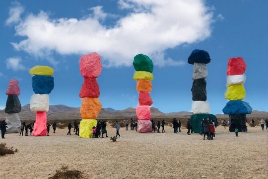 Seven Magic Mountains and Las Vegas Sign Tour in Spanish